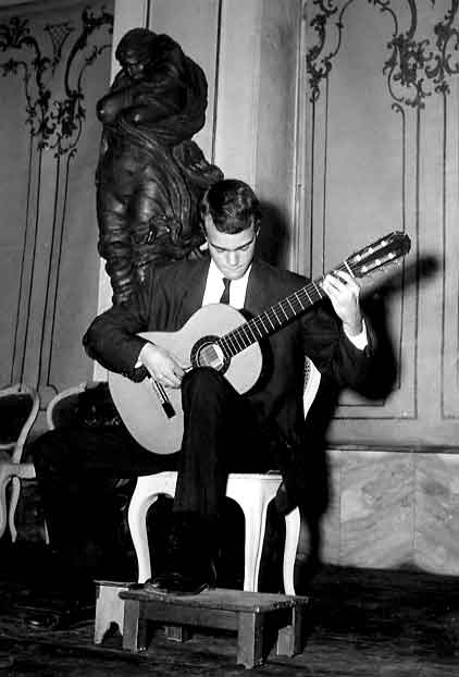 Photograph of Peter Thompson in recital, Palazzo Chigo Saracini, Siena.  1962